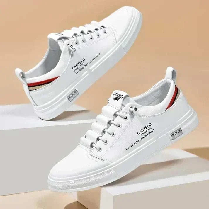 Zapatillas Cartelo Flex blancas de material sintético, con cordones, suela gruesa y detalles negros y rojos en el talón.