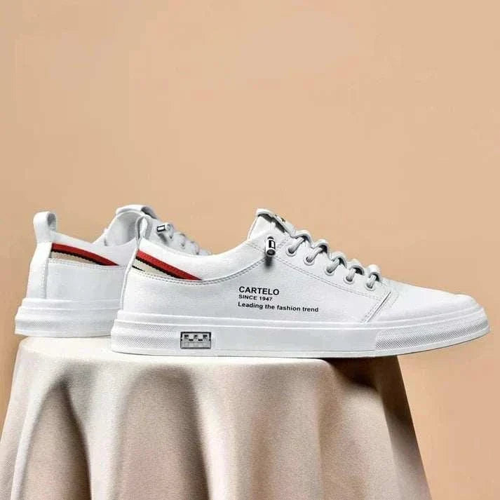 Cartelo Flex son zapatillas blancas de cuero, con cordones, suela plana y un detalle de franja roja y negra.