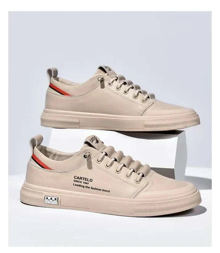 Zapatillas Cartelo Flex de lona beige con cordones, suela plana a juego y detalles negros y rojos en el talón