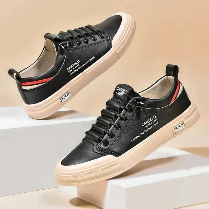 Cartelo Flex, zapatos deportivos de cuero negro con cordones, suela gruesa color crema y detalle de franjas rojas y blancas