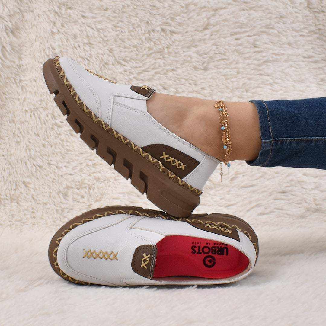 Mocasines Bellami blancos de cuero con detalles marrones, costuras decorativas y suela gruesa de goma