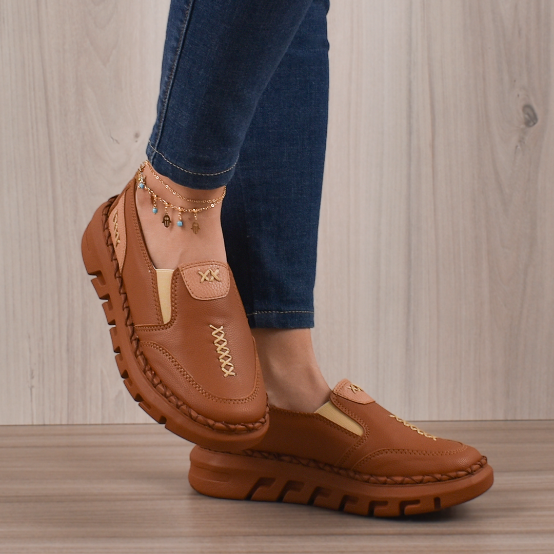 Mocasines Bellami de cuero marrón con costuras decorativas, detalle dorado y suela gruesa dentada