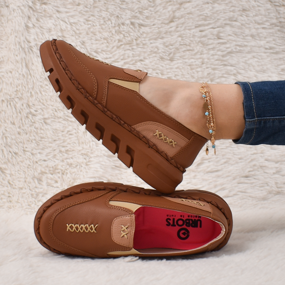 Mocasines Bellami de cuero marrón con costuras decorativas, detalles beige y suela gruesa con ranuras.